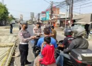 Waspada Abu Vulkanik Anak Krakatau, Kapolsek Pasar Kemis Turun Langsung Bagikan Masker